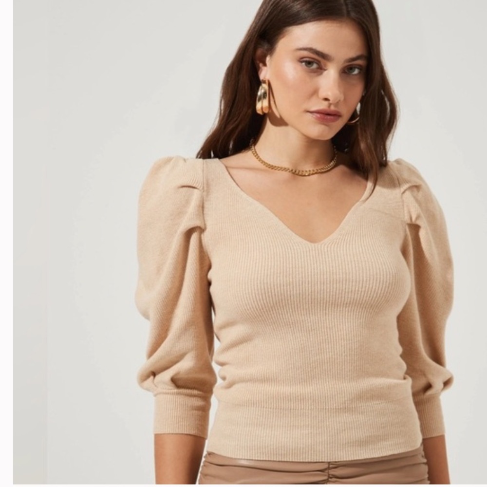 Astr SM Beige V-Neck